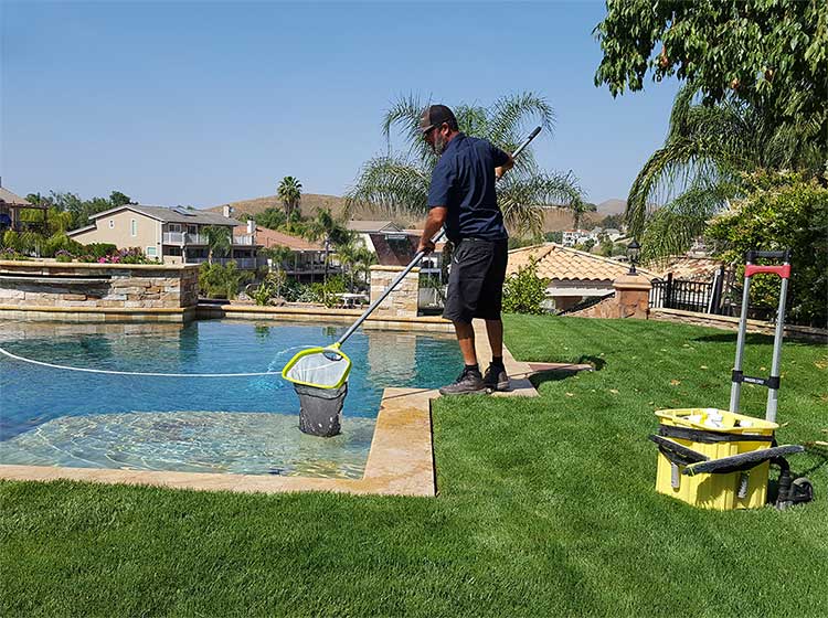 Skimming  pool service Murrieta